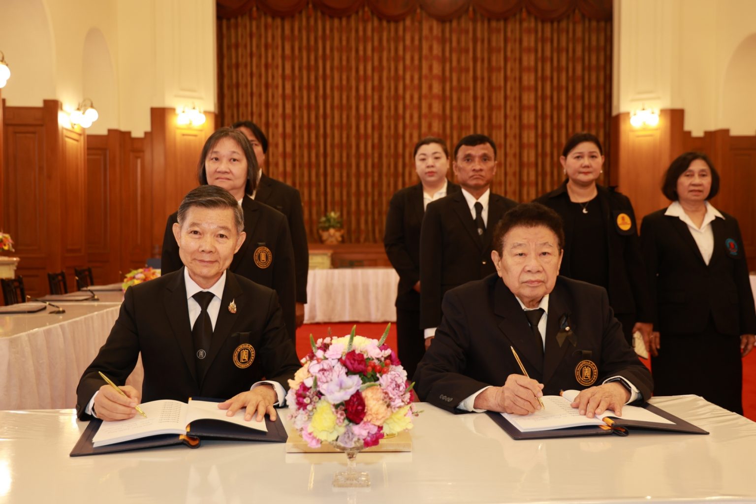 มูลนิธิป่อเต็กตึ๊ง ร่วมลงนามถวายพระพร พระบาทสมเด็จพระเจ้าอยู่หัว และ สมเด็จพระนางเจ้าฯ พระบรมราชินี เนื่องในโอกาสวันขึ้นปีใหม่ พุทธศักราช 2569 https://www.maharasadorn.com/wp-content/uploads/2026/01/350350_0-1536x1024.jpg